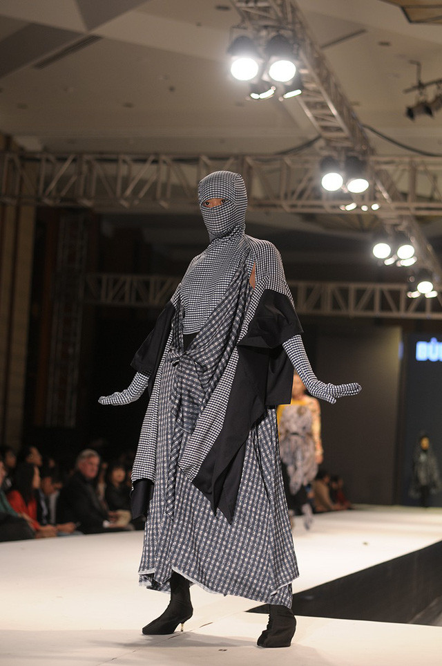 Một mẫu trang phục “kín mít” độc đáo của Bùi Nhất Nam