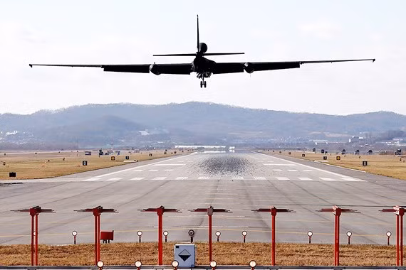 Máy bay do thám U-2 tại căn cứ không quân Osan ở Pyeongtaek tham gia tập trận ngày 4-12. Ảnh: REUTERS