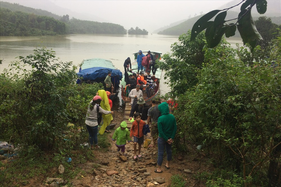 Xã Trà Bui đã trở thành ốc đảo, mọi di chuyển ra bên ngoài chỉ duy nhất bằng con đường vượt lòng hồ thủy điện bằng đò. Xã Trà Bui đã trở thành ốc đảo, mọi di chuyển ra bên ngoài chỉ duy nhất bằng con đường vượt lòng hồ thủy điện bằng đò.