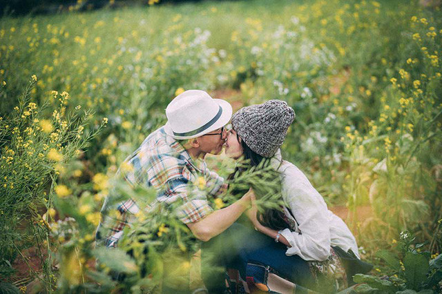  Không một ai ngỏ lời, tình yêu cứ thế đến một cách nhẹ nhàng, tự nhiên nhất.