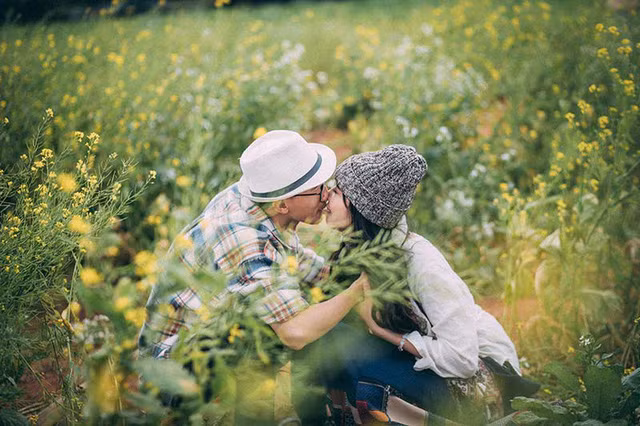  Không một ai ngỏ lời, tình yêu cứ thế đến một cách nhẹ nhàng, tự nhiên nhất.