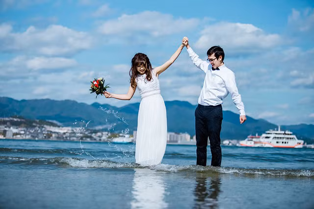 Võ Nhung chia sẻ: “Ấn tượng đầu tiên mà mình để lại cho anh là một cô gái khá rụt rè và không hiểu sao sau lần gặp ở buổi dã ngoại đó anh cứ tìm cách để hẹn gặp lại mình”.