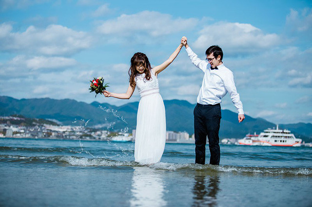 Võ Nhung chia sẻ: “Ấn tượng đầu tiên mà mình để lại cho anh là một cô gái khá rụt rè và không hiểu sao sau lần gặp ở buổi dã ngoại đó anh cứ tìm cách để hẹn gặp lại mình”.