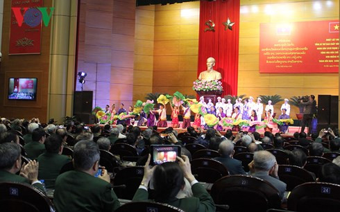 Biểu diễn văn nghệ tại cuộc gặp mặt