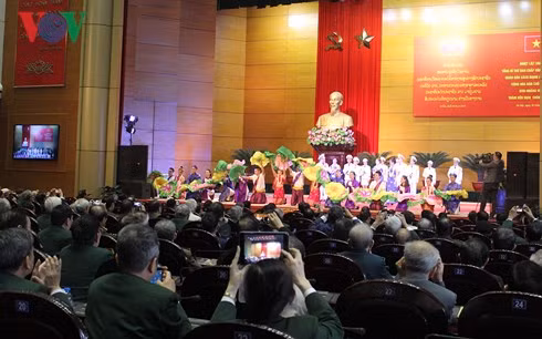 Biểu diễn văn nghệ tại cuộc gặp mặt