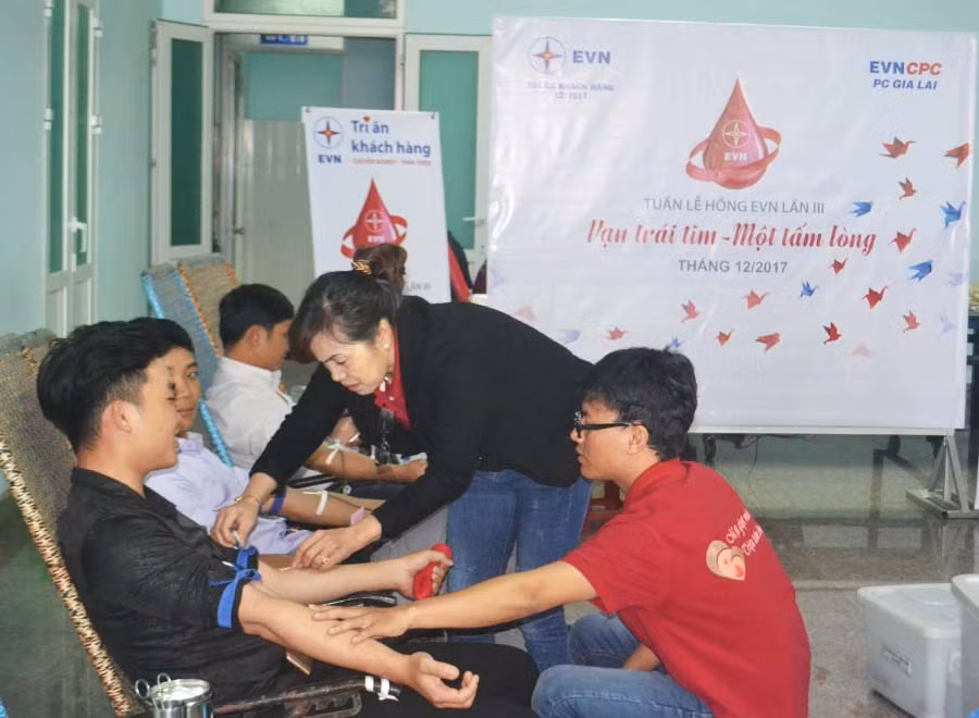  Đông đảo cán bộ, công nhân viên Điện lực tham gia hiến máu tình nguyện. Ảnh: Lê Lan