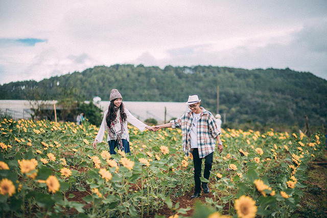 Kim Ngân bộc bạch: “Bọn mình chỉ đơn thuần xa là nhớ, cả hai đều cảm thấy cần nhau nên ở bên nhau thôi. Anh là người khá trầm nên rất ít khi thể hiện tình cảm ra bên ngoài nhưng lại luôn quan tâm chu đáo và cho mình cảm giác được chở che một cách bình yên”.