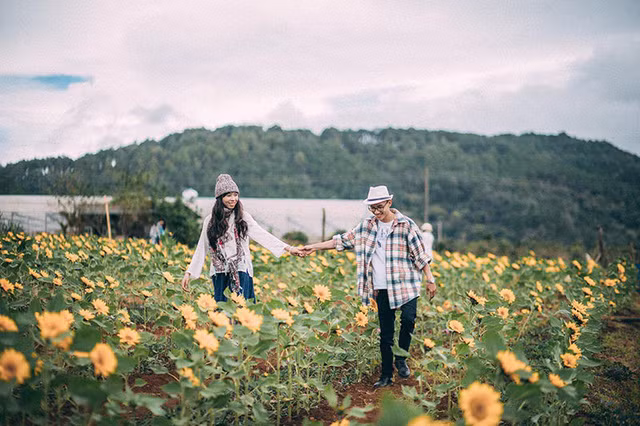 Kim Ngân bộc bạch: “Bọn mình chỉ đơn thuần xa là nhớ, cả hai đều cảm thấy cần nhau nên ở bên nhau thôi. Anh là người khá trầm nên rất ít khi thể hiện tình cảm ra bên ngoài nhưng lại luôn quan tâm chu đáo và cho mình cảm giác được chở che một cách bình yên”.