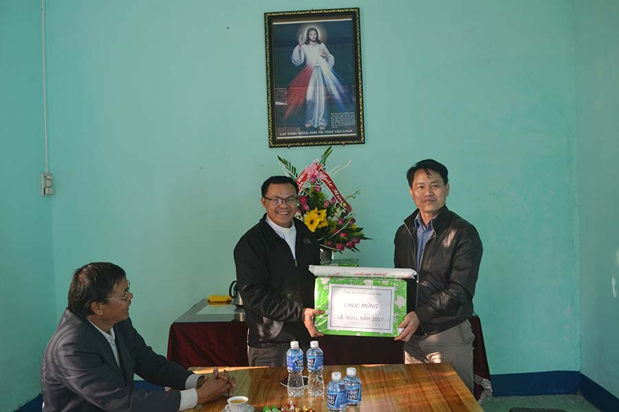 Trung tá Nguyễn Duy Anh-Phó Trưởng Công an huyện Chư Pah (bên phải) tặng quà cho Linh mục Nguyễn Minh Đức-Chánh xứ Ninh Đức, xã Nghĩa Hòa, huyện Chư Pah. Ảnh: Hoàng Cư  Trung tá Nguyễn Duy Anh-Phó trưởng Công an huyện Chư Pah(bên phải) tặng quà cho Linh mục Nguyễn Minh Đức-Chánh xứ Ninh Đức, xã Nghĩa Hòa, huyện Chư Pah. Ảnh: Hoàng Cư