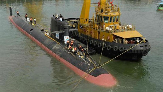 Tàu ngầm lớp Scorpene INS Kalvari (S50) tại nhà đóng tàu hải quân ở Mumbai.