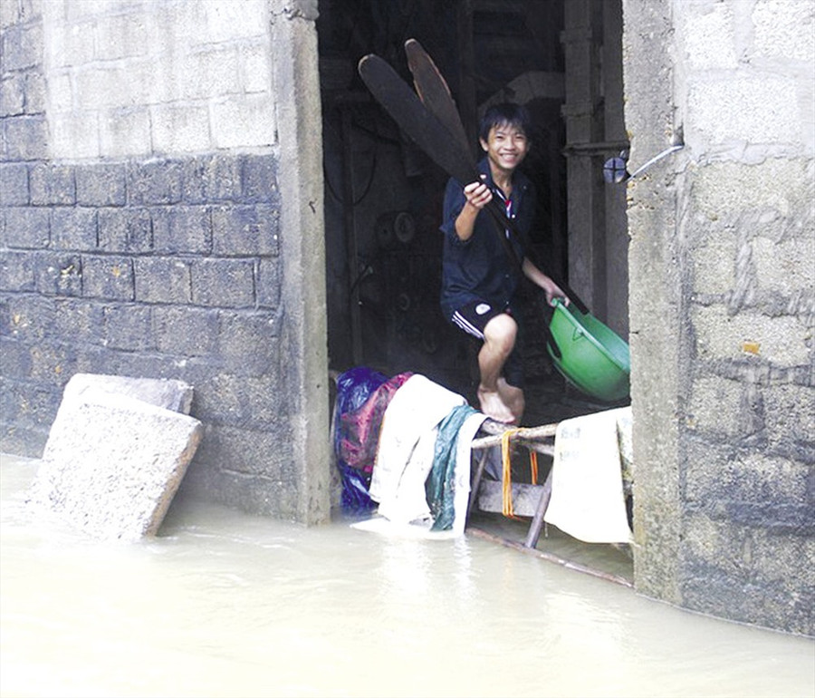 Nụ cười lạc quan của người dân vùng lũ Quảng Trị.