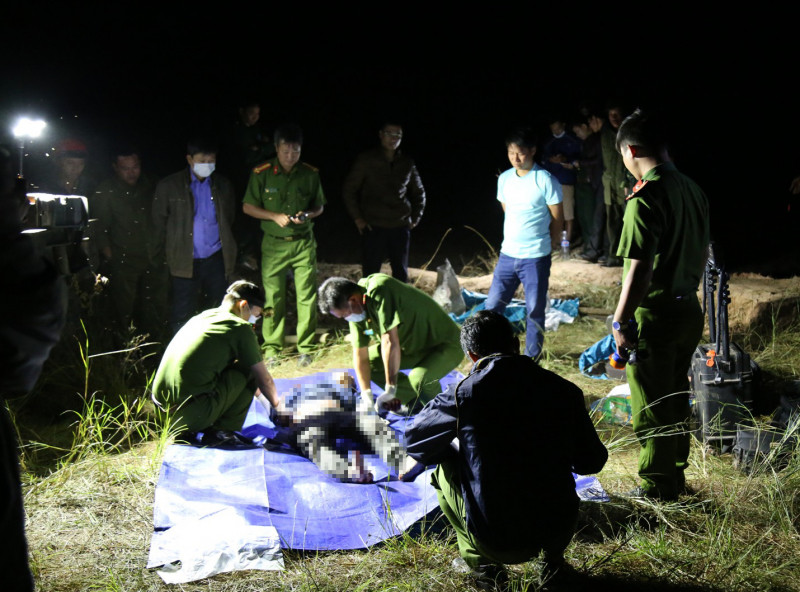 Cơ quan chức năng đang khám nghiệm tử thi nạn nhân bị tử vong.