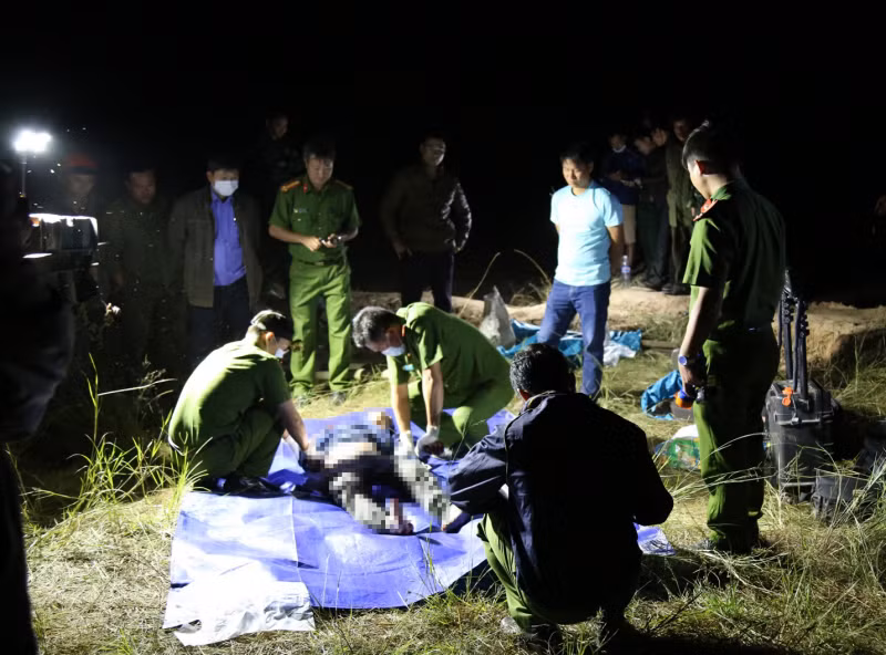 Cơ quan chức năng đang khám nghiệm tử thi nạn nhân bị tử vong.