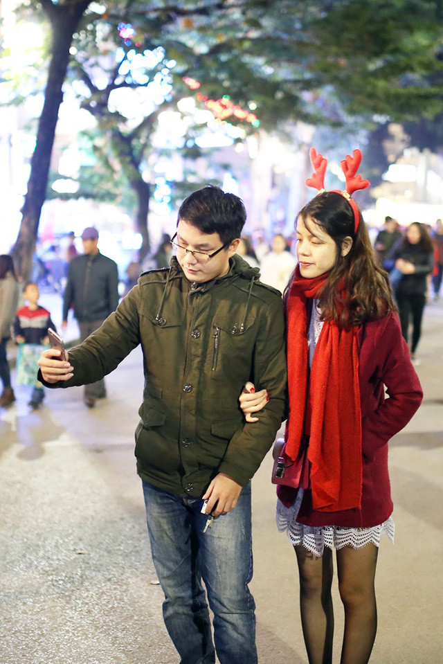 Các cặp đôi trẻ tay trong tay dạo phố đi bộ Hồ Gươm