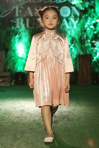 Trong số 150 người mẫu nhí tham dự tại sự kiện, chỉ có khoảng 10 bé được lựa chọn trình diễn cho 2 bộ sưu tập liên tiếp.