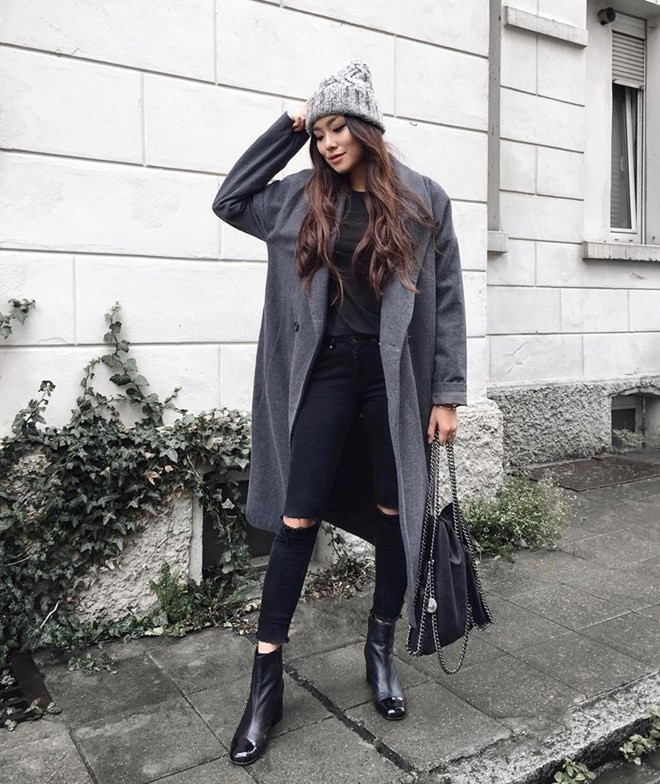 Yêu thích phong cách tối giản, Thảo Nhi lựa chọn áo khoác màu xám tro làm trang phục phủ ngoài bộ cánh tuyền đen, vừa giữ ấm, vừa làm bật vẻ cá tính. Bộ cánh mang đậm dấu ấn minimalist, kết hợp boots da cao gót còn là gợi ý hoàn hảo để các cô gái tạo được dáng người mảnh mai, ''ăn gian'' chiều cao đáng kể.