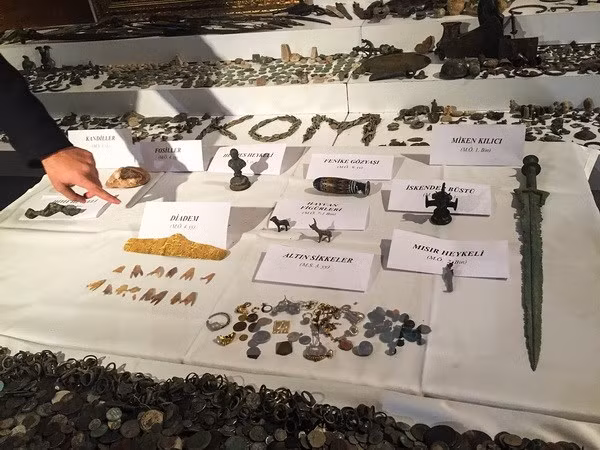 Cảnh sát trưng bày số cổ vật tịch thu trong chiến dịch truy quét buôn lậu tại Istanbul. (Nguồn: AFP/TTXVN)