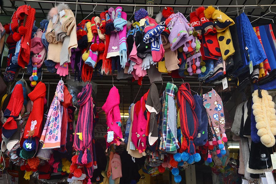 Những chiếc khăn choàng, đôi tất, mũ len được nhiều khách lựa chọn làm quà tặng. Ảnh: Ngọc Thu