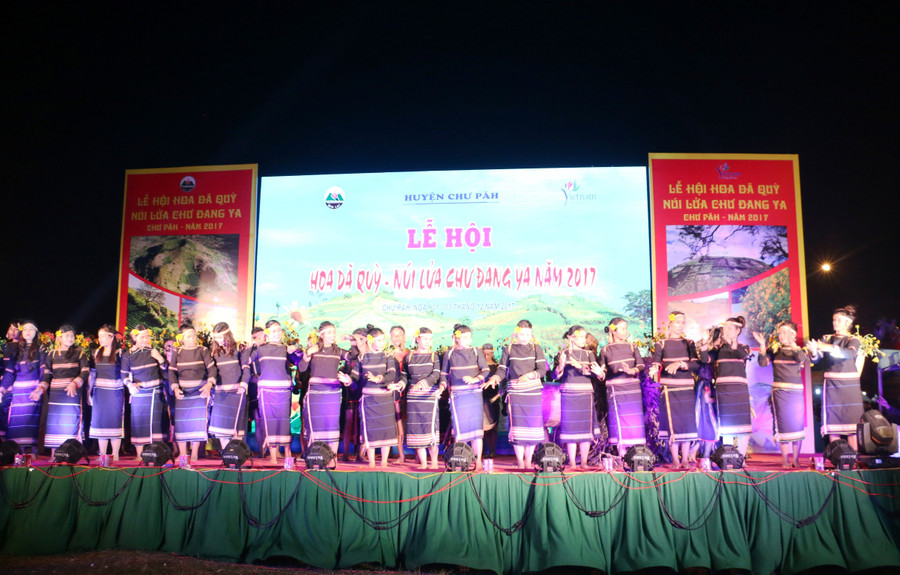 Ấn tượng vòng xoang Tây Nguyên trong đêm khai mạc. Ảnh: Tấn Dung Ấn tượng vòng xoang Tây Nguyên trong đêm khai mạc. Ảnh: Trần Dung