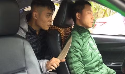 Đối tượng Khiêm diễn tả lại tình huống dùng dao uy hiếp tài xế taxi.