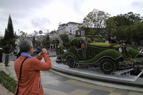  Khách chụp hình lưu niệm bên mô hình xe cổ