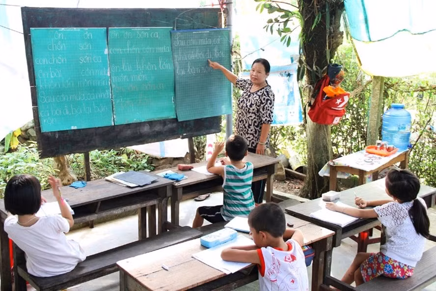 Lớp học miễn phí của cô Thanh đã giúp nhiều thế hệ học trò vững bước vào đời.