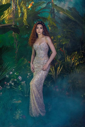 Với BST mới này, Chung Thanh Phong đã khéo léo kết hợp hình ảnh nữ quyền mạnh mẽ, bản lĩnh, tự tin của Hồ Ngọc Hà cùng với các thiết kế tinh tế, tỉ mỉ và tôn dáng của anh để cùng truyền tải thông điệp về nữ quyền: 