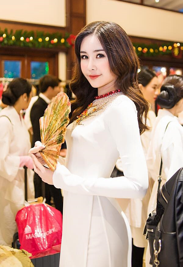 Hoa hậu dính lùm xùm đầu tiên sau khi đăng quang, nhưng cô đã tự minh oan. Ảnh: FBNV. Hoa hậu dính lùm xùm đầu tiên sau khi đăng quang, nhưng cô đã tự minh oan. Ảnh: FBNV.