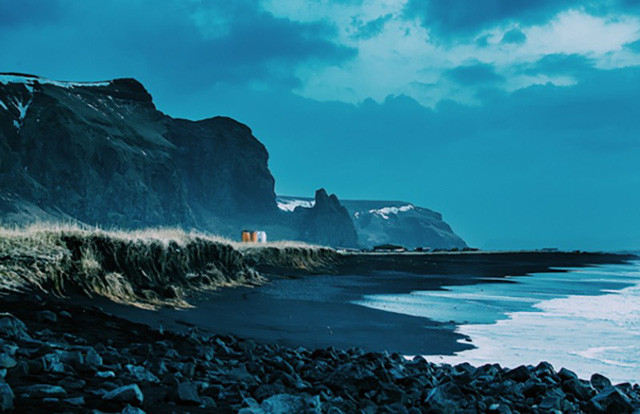  Bờ biển cát đen tại Reykjavík, Iceland