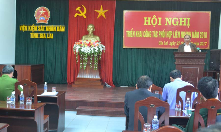  Đồng chí Rah Lan Chung-Ủy viên Ban Thường vụ Tỉnh ủy, Trưởng ban Nội chính Tỉnh ủy phát biểu tại hội nghị. Ảnh: Hoàng Cư 