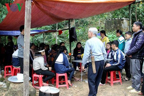 Người thân đau đớn trước cái chết đột ngột của nữ sinh lớp 9 (ảnh Hùng Cường).