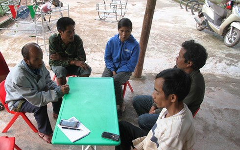  Trưởng thôn A Liêng (áo trắng) và các hộ nghèo bị lừa nộp tiền.