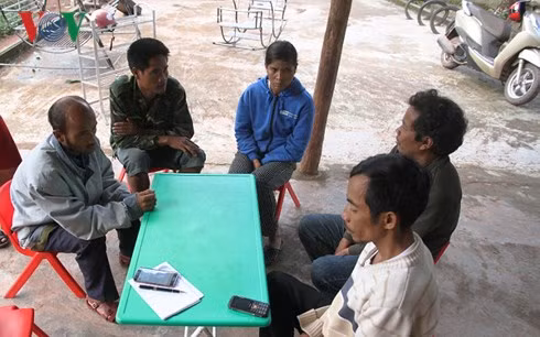  Trưởng thôn A Liêng (áo trắng) và các hộ nghèo bị lừa nộp tiền.