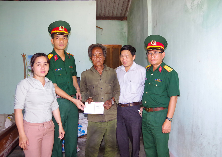 Tặng quà cho các hộ gia đình có hoàn cảnh khó khăn. Ảnh: Hồng Thi