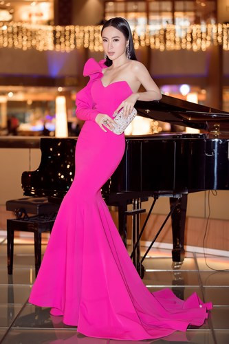 Ngay khi xuất hiện tại sự kiện, cô đã thu hút mọi sự chú ý của những quan khách bởi vẻ đẹp kiêu sa.