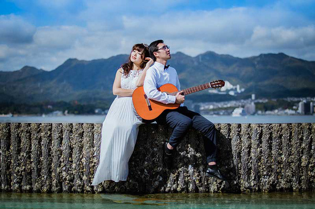 Đến ngày hôm sau thì Võ Nhung nhận được lời hồi đáp vô cùng ngọt ngào từ người yêu: “Anh vừa đáp xuống nước Nhật, ở đây lạnh quá, dòng người hối hả, anh cô đơn và nhớ em nhiều lắm”.