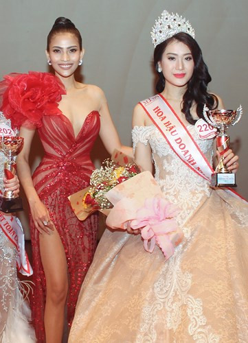 Bình Minh cho biết việc tham gia cuộc thi giống như một bước đệm để cô trở lại showbiz sau 7 năm vắng bóng dẫu biết rằng thi nhan sắc như canh bạc đỏ đen khó lường. Bình Minh cho biết việc tham gia cuộc thi giống như một bước đệm để cô trở lại showbiz sau 7 năm vắng bóng dẫu biết rằng thi nhan sắc như canh bạc đỏ đen khó lường.