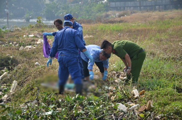 Cơ quan chức năng đưa thi thể nạn nhân về nhà xác. Cơ quan chức năng đưa thi thể nạn nhân về nhà xác.