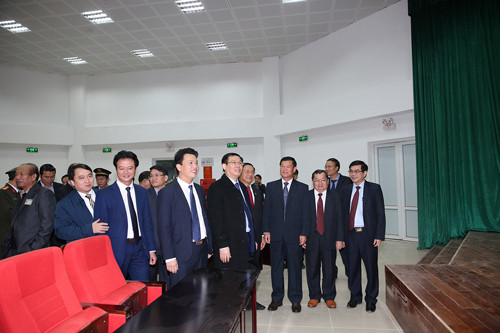 Phó Thủ tướng Vương Đình Huệ và các đại biểu tham quan công trình.