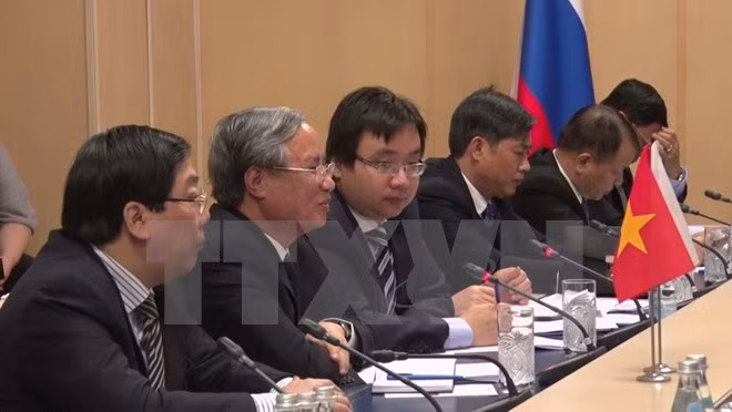 Đoàn đại biểu Đảng Cộng sản Việt Nam do ông Trần Quốc Vượng dẫn đầu.