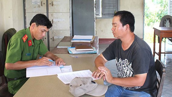 Một trong 4 đối tượng hành hung nhà báo bị công an Thạnh Hóa mời đến lấy lời khai. Một trong 4 đối tượng hành hung nhà báo bị công an Thạnh Hóa mời đến lấy lời khai.