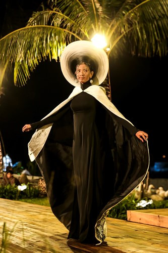 Trương Thị May tỏ ra hào hứng khi được hóa trang thành cụ bà đẹp nhất thế giới và diện bộ áo dài đặc biệt này. Trương Thị May tỏ ra hào hứng khi được hóa trang thành cụ bà đẹp nhất thế giới và diện bộ áo dài đặc biệt này.