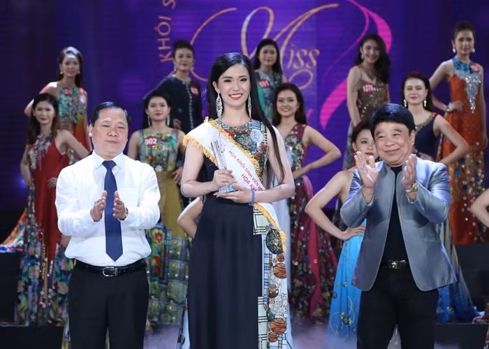 Giây phút đăng ngôi ngôi vị Hoa khôi sinh viên Việt Nam 2017 của nữ sinh Phạm Thị Thu Hà.