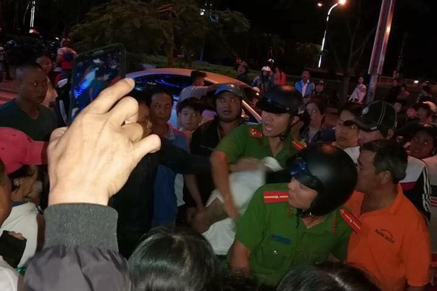 Rất đông người dân hỗ trợ vây bắt đối tượng nghi bắt cóc trẻ em ở Nha Trang, Khánh Hòa.