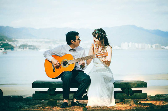 Cuộc hẹn thứ hai của cặp đôi diễn ra tại một quán cà phê với bản nhạc tình cảm nhẹ nhàng. Và cũng chính ở không gian lãng mạn đó, trái tim họ đã lạc nhịp vì nhau.