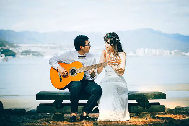 Cuộc hẹn thứ hai của cặp đôi diễn ra tại một quán cà phê với bản nhạc tình cảm nhẹ nhàng. Và cũng chính ở không gian lãng mạn đó, trái tim họ đã lạc nhịp vì nhau.