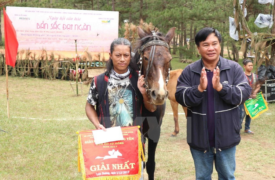 Trao giải nhất cho kỵ mã K’Truik và chú ngựa số 15. Trao giải nhất cho kỵ mã K’Truik và chú ngựa số 15.