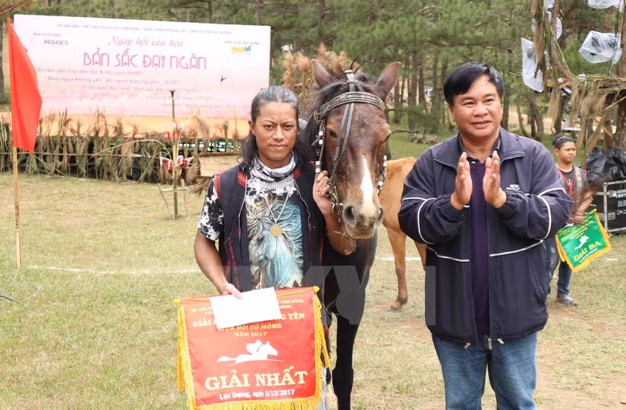 Trao giải nhất cho kỵ mã K’Truik và chú ngựa số 15. 
