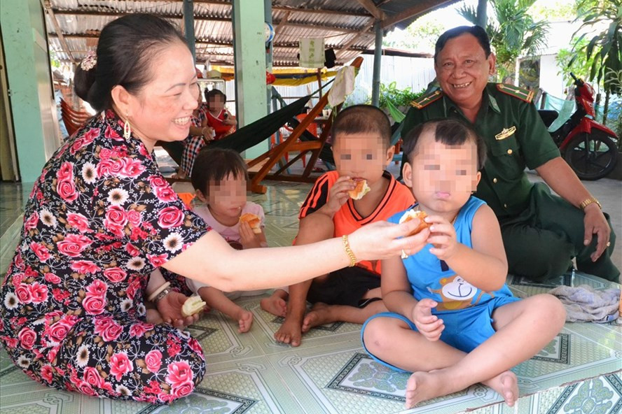 Để phụ giúp chồng ổn định cuộc sống gia đình có thêm 2 con nuôi, chị Bích phải nhận giữ trẻ tại nhà. Để phụ giúp chồng ổn định cuộc sống gia đình có thêm 2 con nuôi, chị Bích phải nhận giữ trẻ tại nhà.