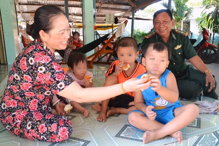 Để phụ giúp chồng ổn định cuộc sống gia đình có thêm 2 con nuôi, chị Bích phải nhận giữ trẻ tại nhà.